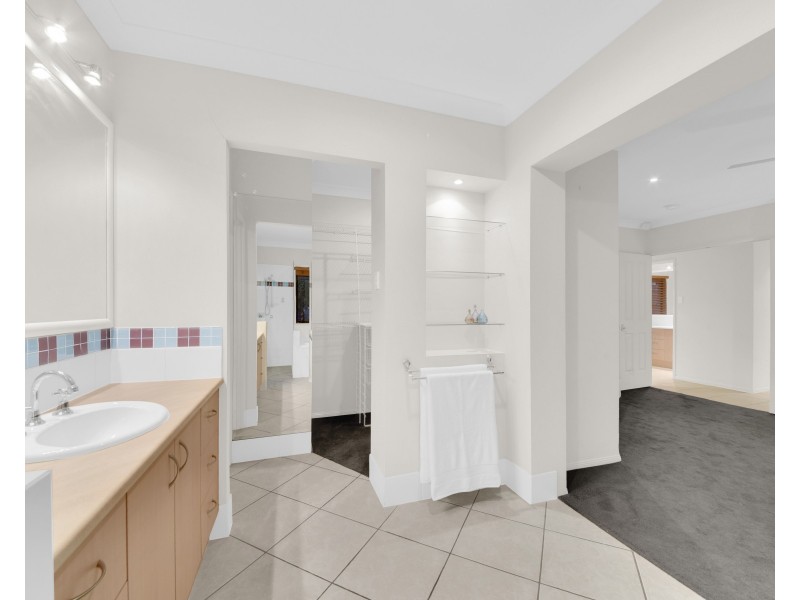 7 Barklya Crescent, Sinnamon Park QLD 4073