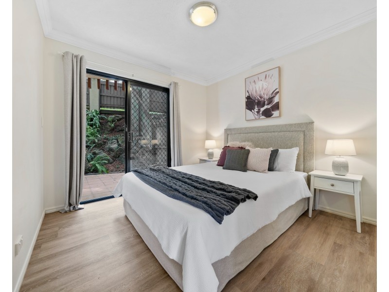 8/182 Carmody Road, St Lucia QLD 4067
