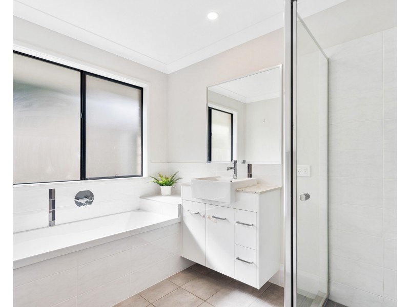 21B Charles Street, Birkdale QLD 4159