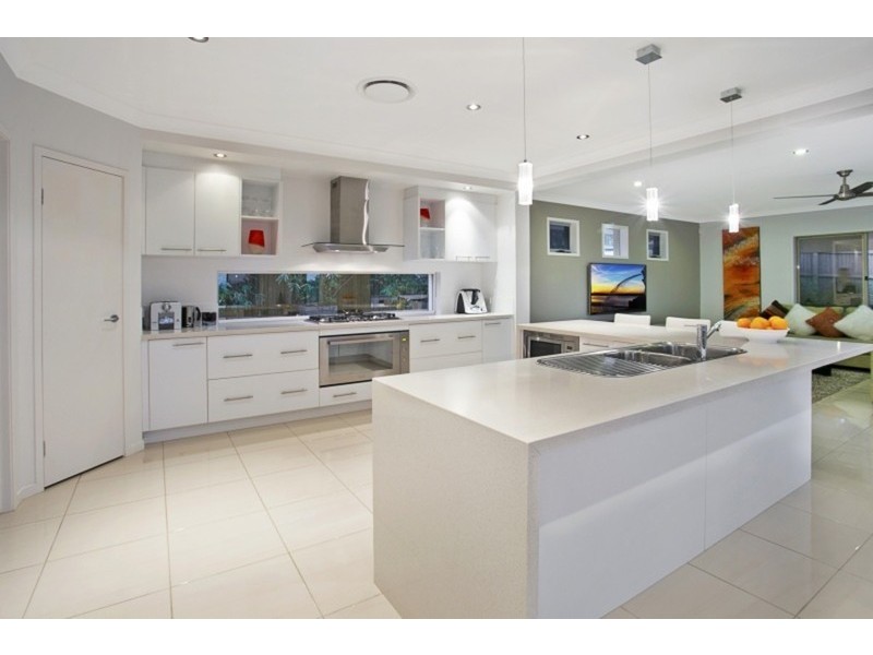 8 Pandorea Close, Seventeen Mile Rocks QLD 4073