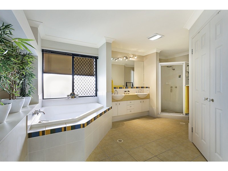 22 Barklya Crescent, Sinnamon Park QLD 4073