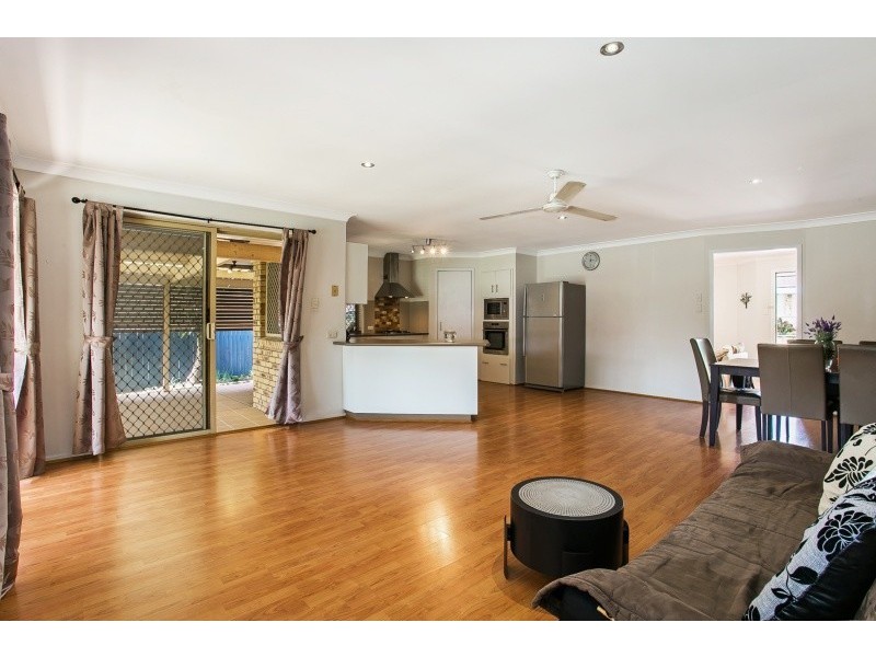 8 Intrepid Street, Jamboree Heights QLD 4074