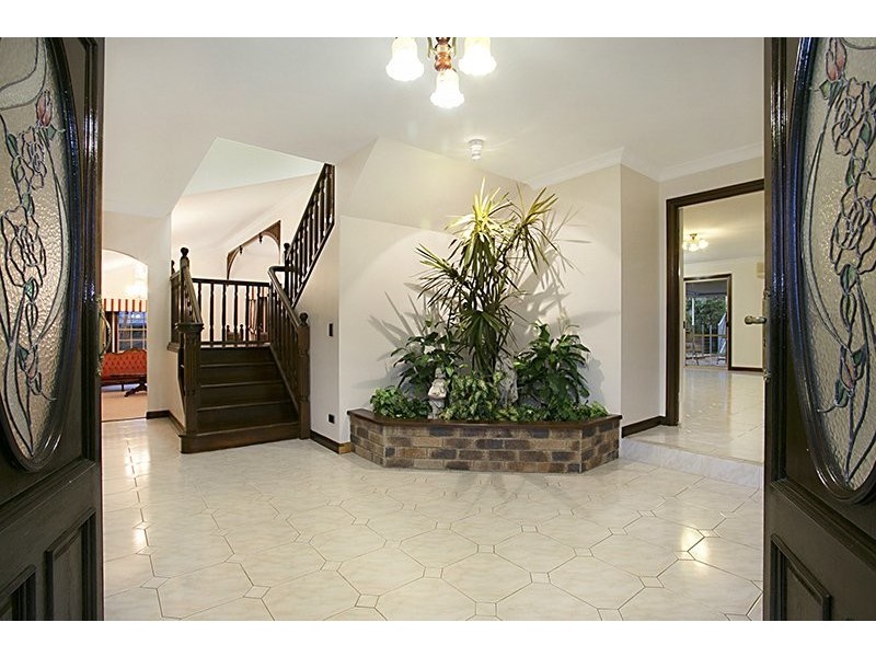 10 Gregory Court, Mount Ommaney QLD 4074