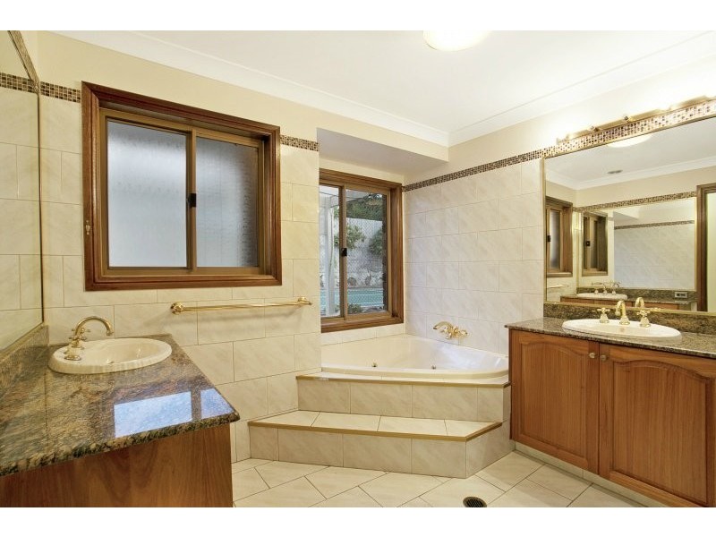 10 Gregory Court, Mount Ommaney QLD 4074