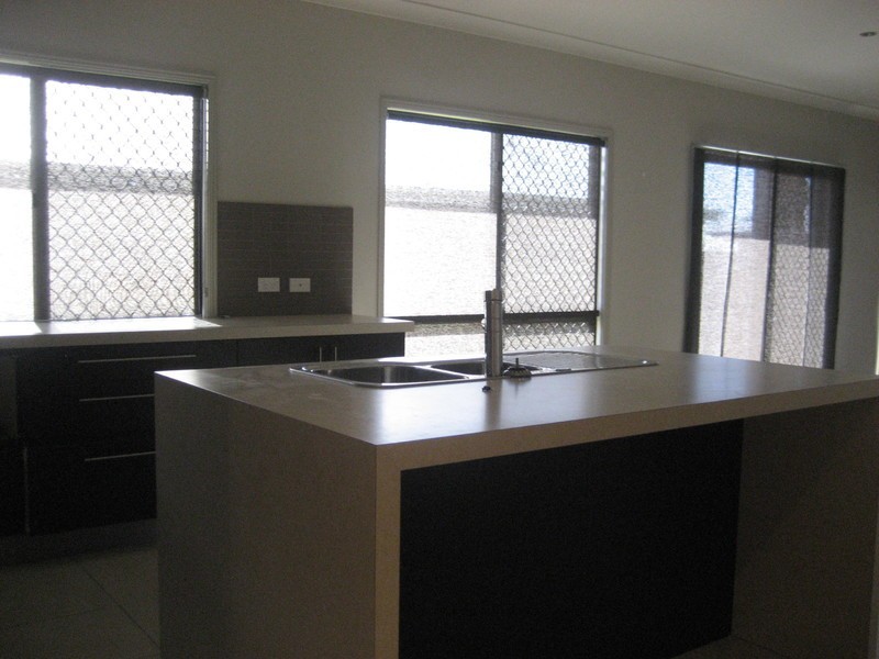 8 Puffer Court, Mount Louisa QLD 4814