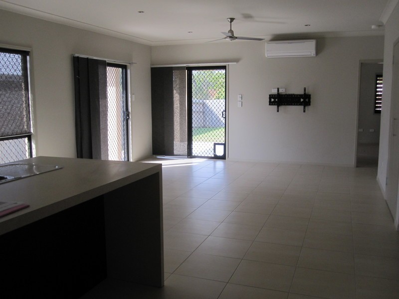 8 Puffer Court, Mount Louisa QLD 4814