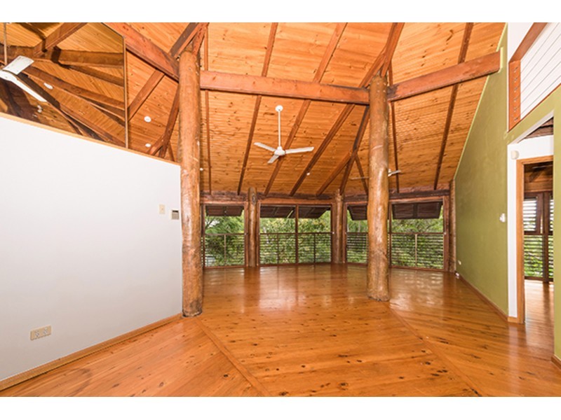 8 Woodlands Court, Castle Hill QLD 4810