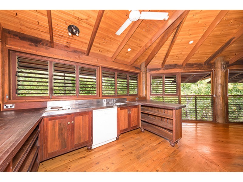 8 Woodlands Court, Castle Hill QLD 4810