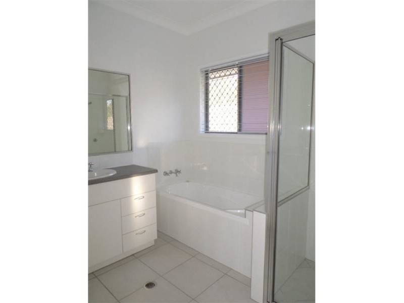 Bushland Beach QLD 4818