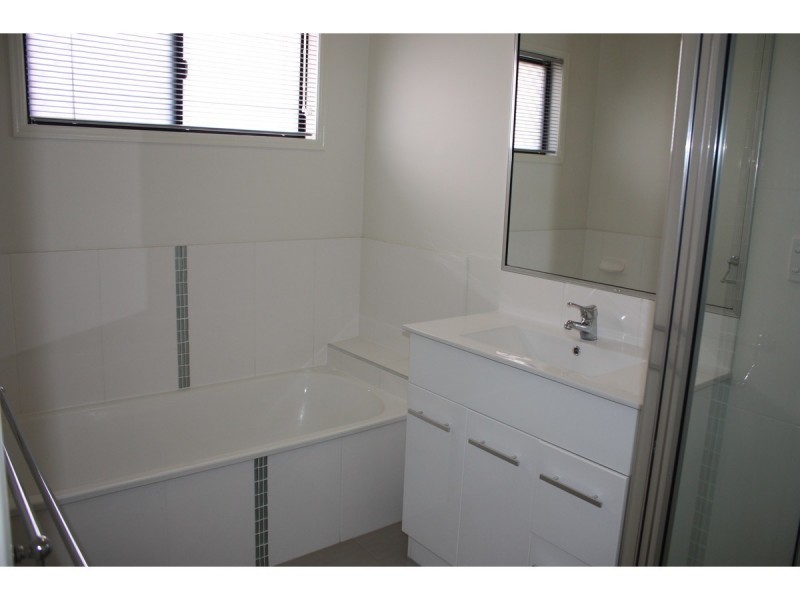 10 Hollanders Crescent, Kelso QLD 4815