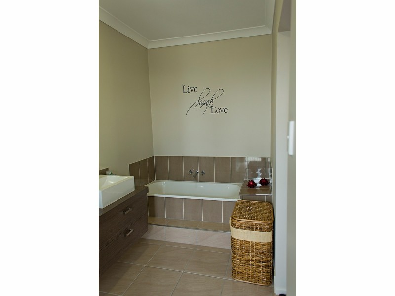 28 Bilbao Place, Bushland Beach QLD 4818