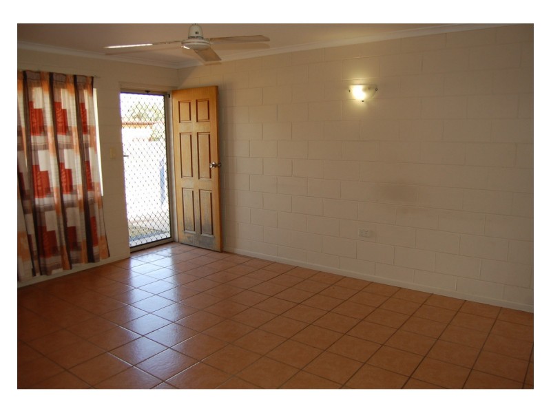 2/201 Pinnacle Drive, Rasmussen QLD 4815