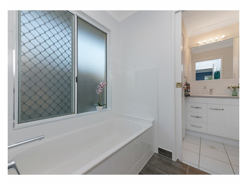 11 St Ives Street, Mount Louisa QLD 4814