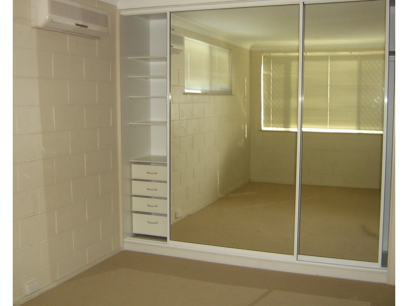 1/2 Howitt Street, North Ward QLD 4810