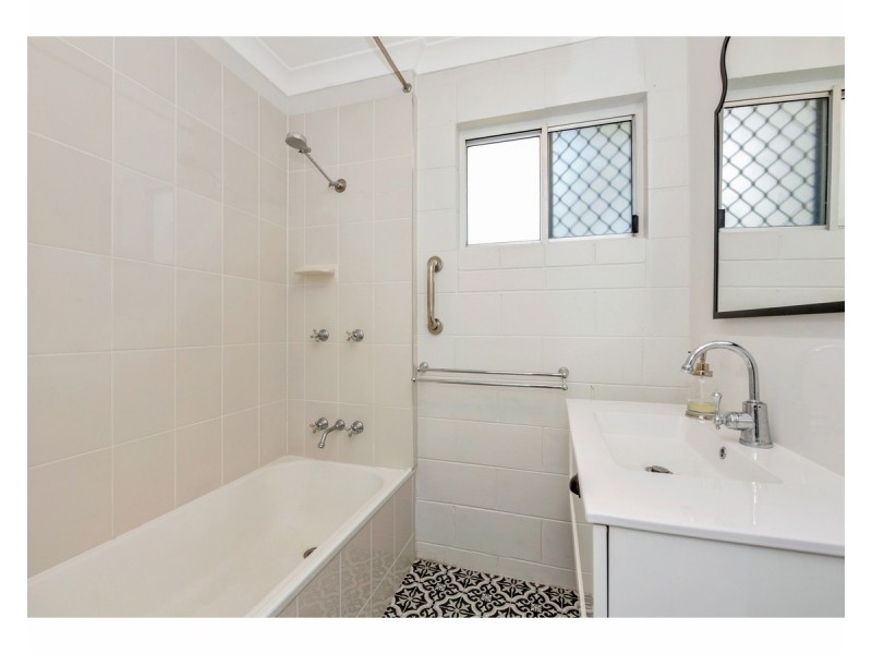 204 Upper Miles Avenue, Kelso QLD 4815