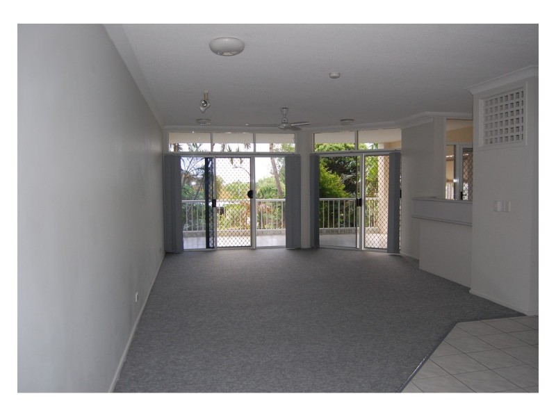 2/377 Stanley Street West, North Ward QLD 4810