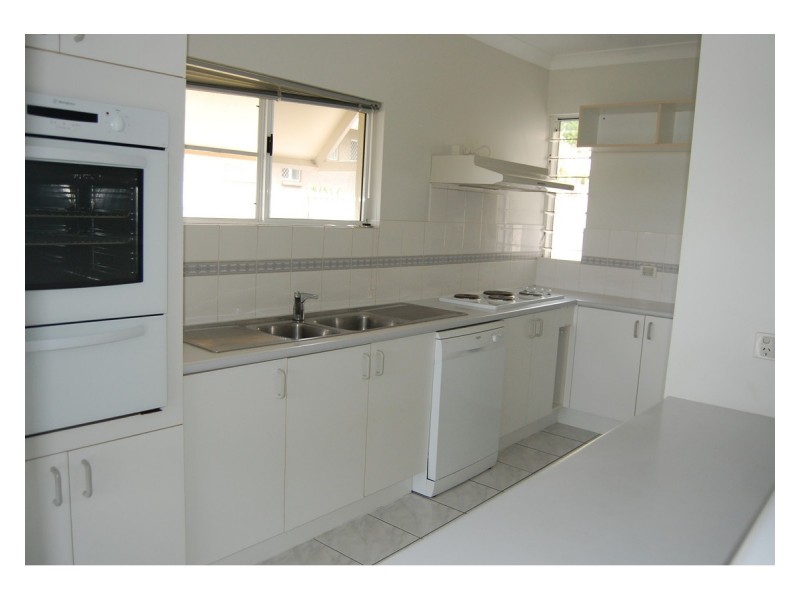 2/377 Stanley Street West, North Ward QLD 4810