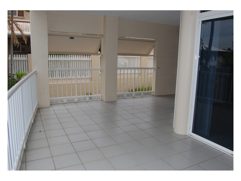 2/377 Stanley Street West, North Ward QLD 4810