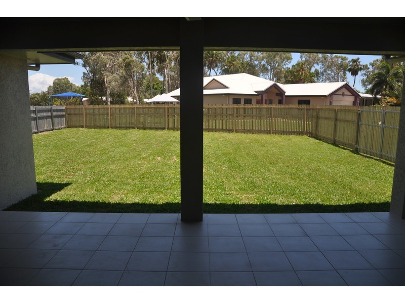 8 Marita Court, Bushland Beach QLD 4818