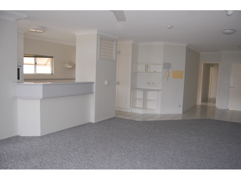 2/377 Stanley Street West, North Ward QLD 4810