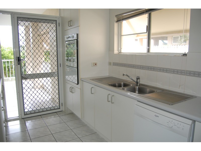 2/377 Stanley Street West, North Ward QLD 4810