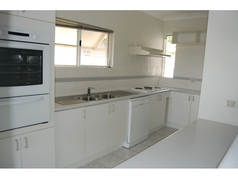 2/377 Stanley Street West, North Ward QLD 4810