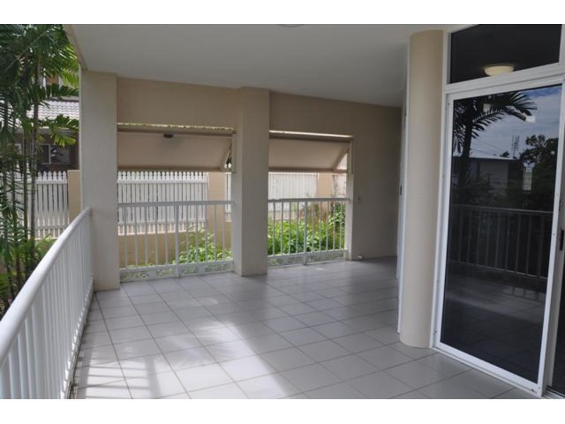 2/377 Stanley Street West, North Ward QLD 4810