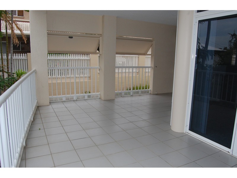 2/377 Stanley Street West, North Ward QLD 4810