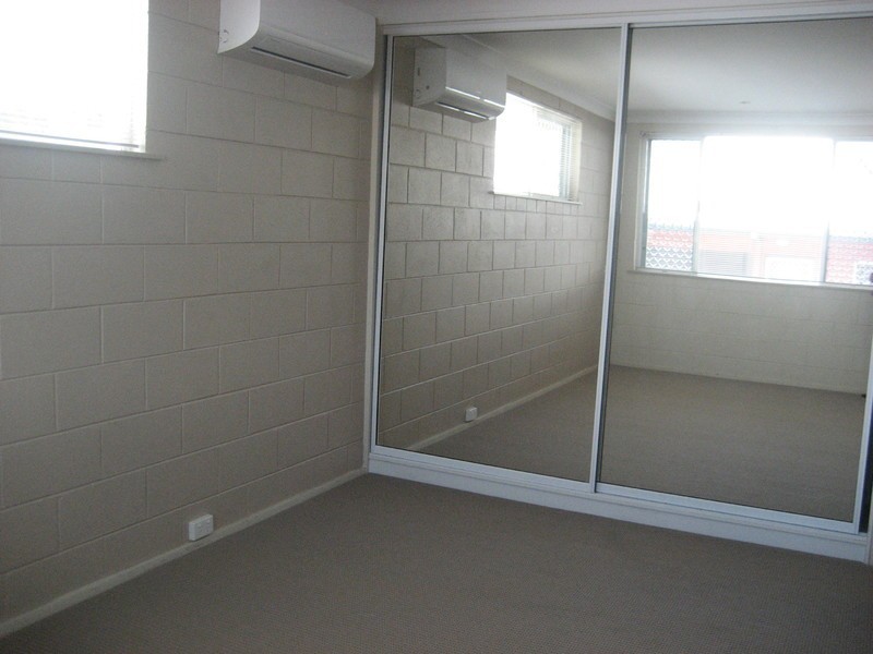 1/2 Howitt Street, North Ward QLD 4810