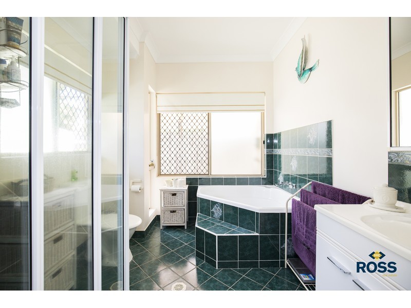 27 Rossato Crescent, Rasmussen QLD 4815