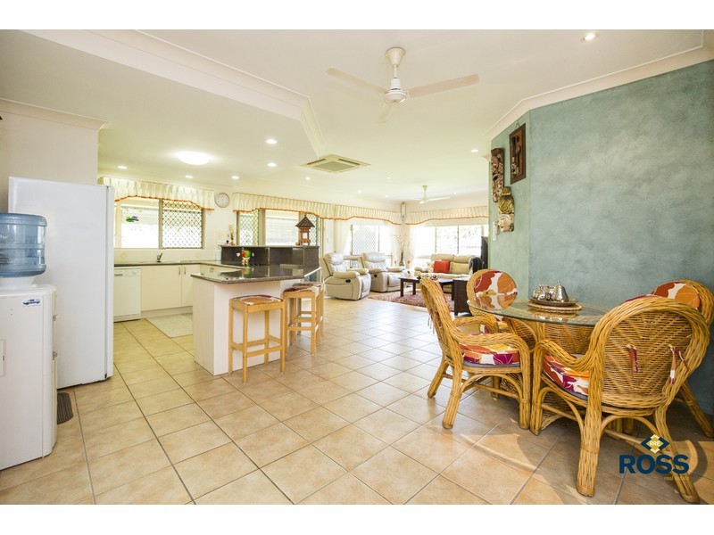 27 Rossato Crescent, Rasmussen QLD 4815