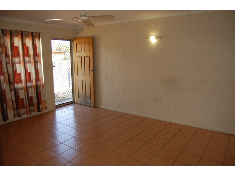 2/201 Pinnacle Drive, Rasmussen QLD 4815