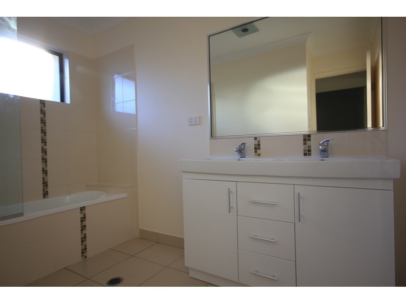 52 Kroymans Drive, Mount Louisa QLD 4814