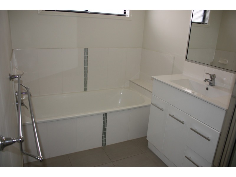 10 Hollanders Crescent, Kelso QLD 4815