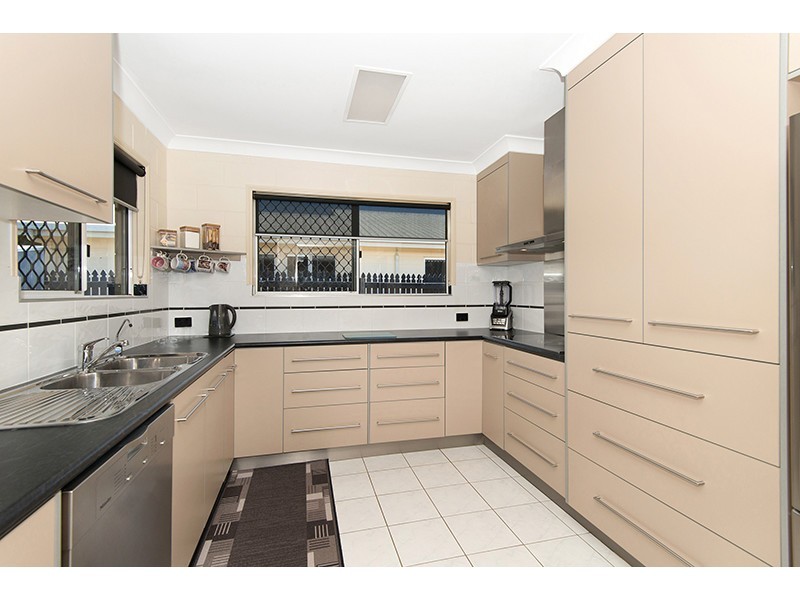 20 Amber Avenue, Rasmussen QLD 4815