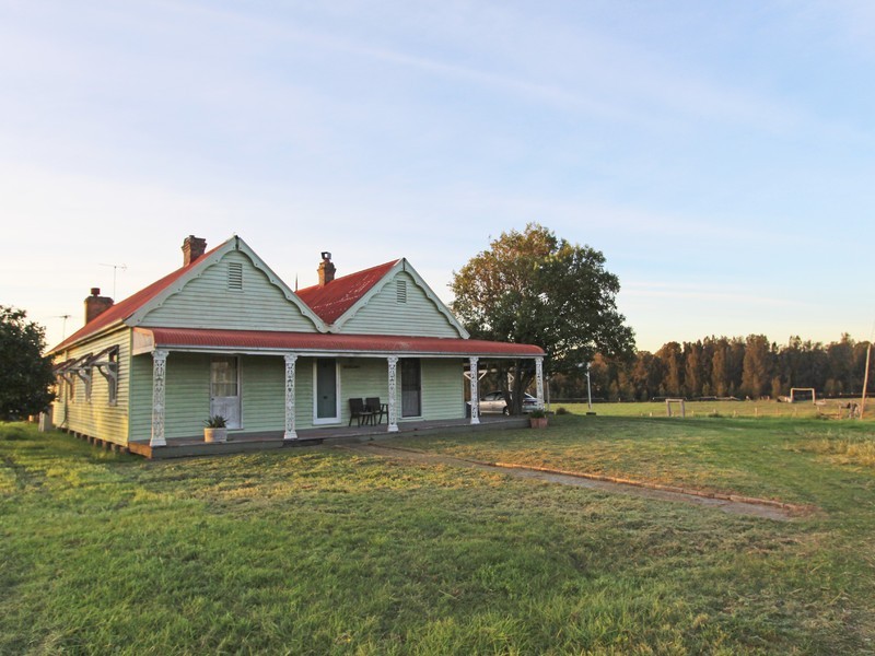 702 Wollombi Road, Bishops Bridge NSW 2326
