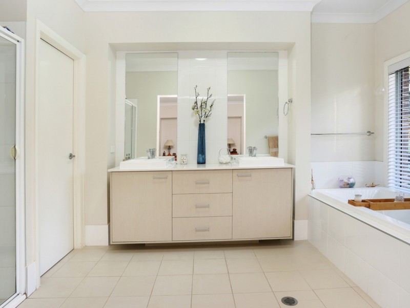 60 Blackburn Close, Lovedale NSW 2325