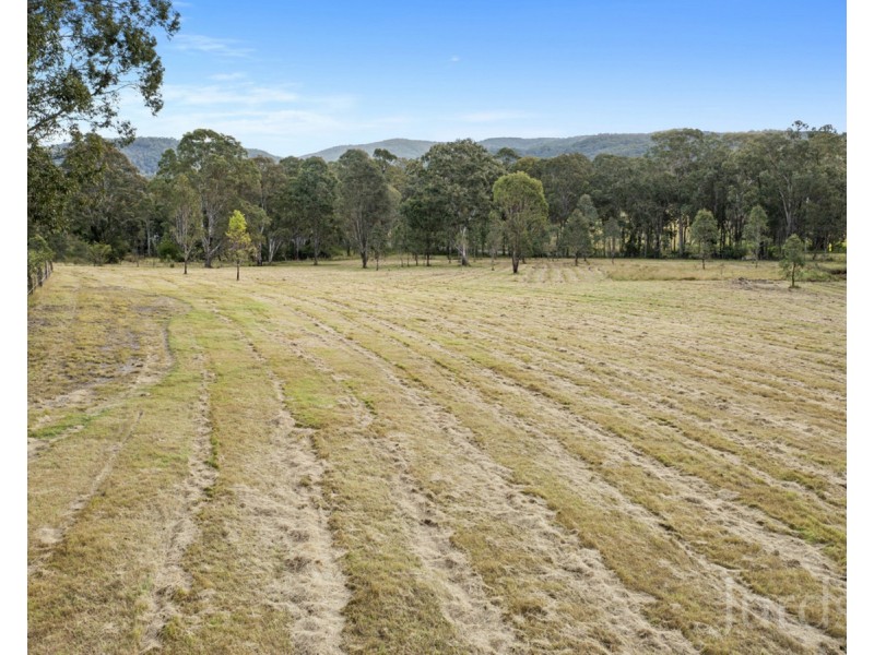 4 Langlands Road, Glen Oak NSW 2320