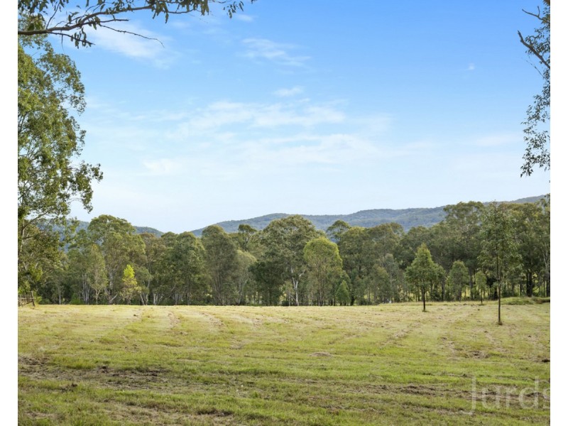 4 Langlands Road, Glen Oak NSW 2320