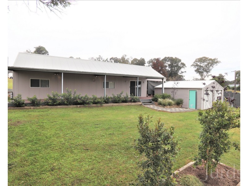 8 Torrens Road, Abermain NSW 2326