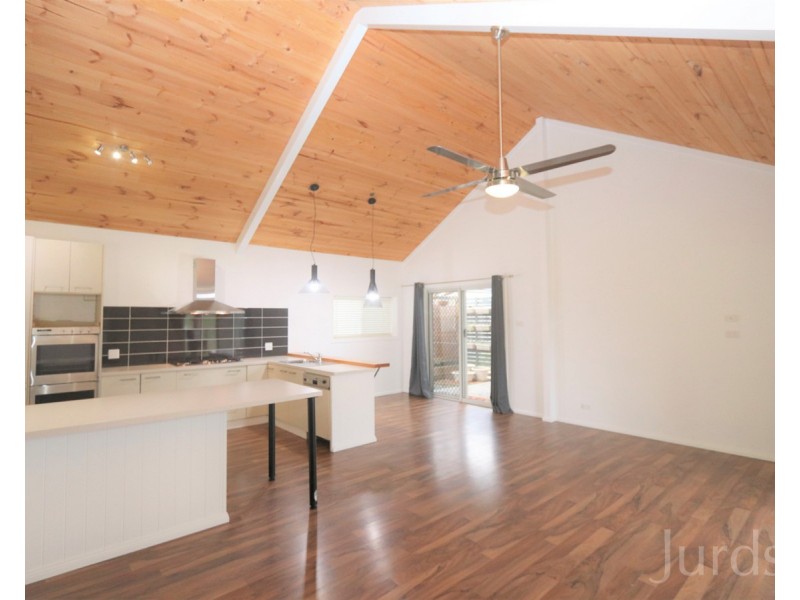 8 Torrens Road, Abermain NSW 2326