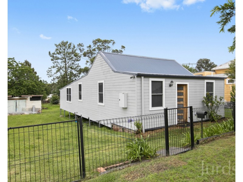 8 Whitburn Street, Greta NSW 2334