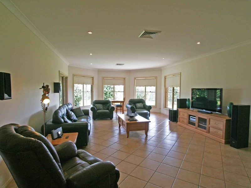642 Wollombi Road, Bishops Bridge NSW 2326