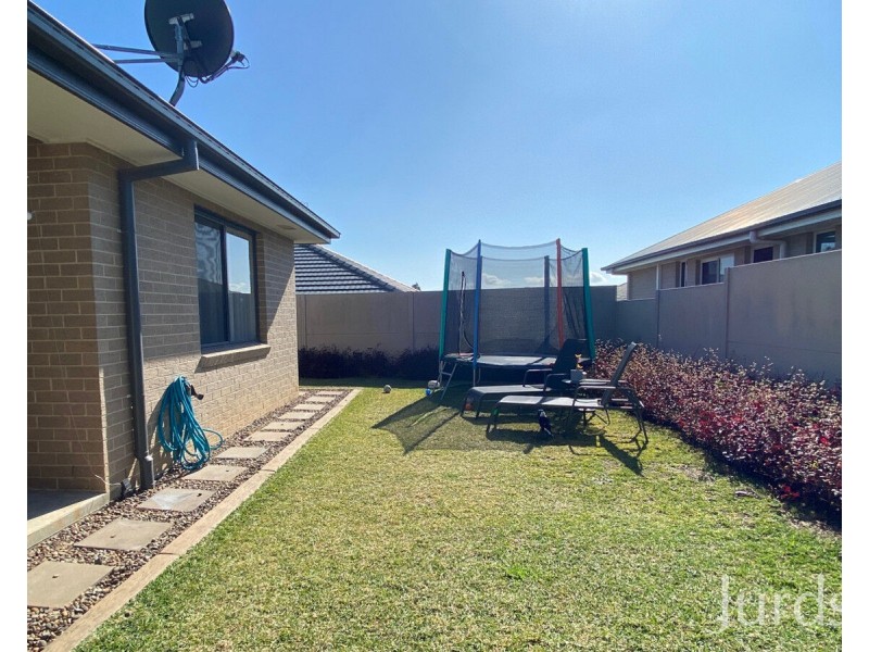 9 Abberton Parkway Drive, North Rothbury NSW 2335