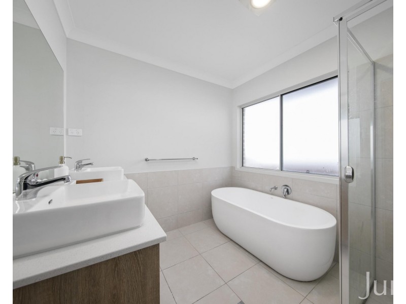 10 Amos Road, North Rothbury NSW 2335