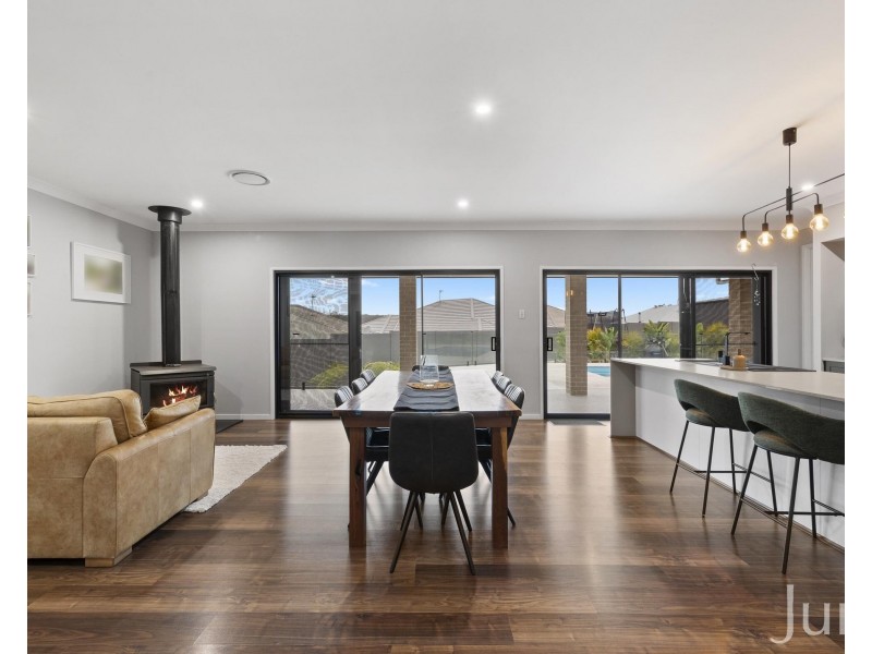 8 Ellerton Avenue, North Rothbury NSW 2335