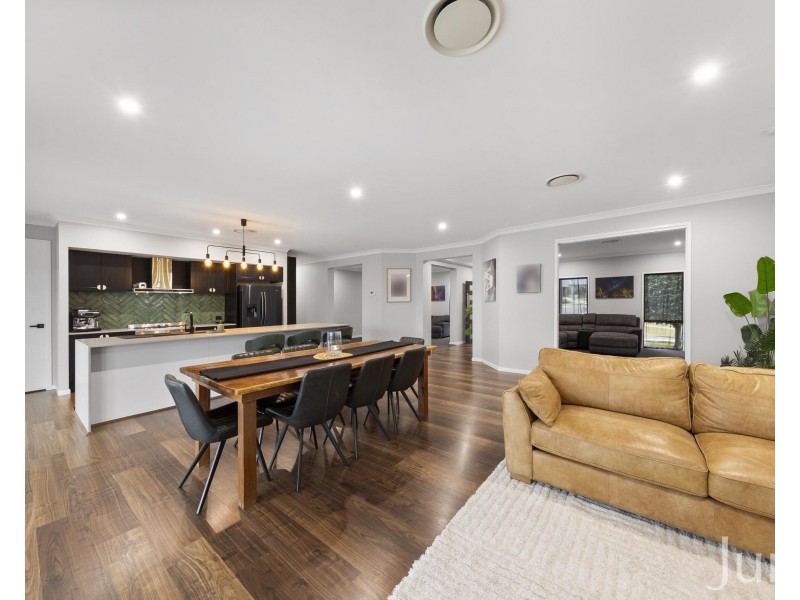 8 Ellerton Avenue, North Rothbury NSW 2335