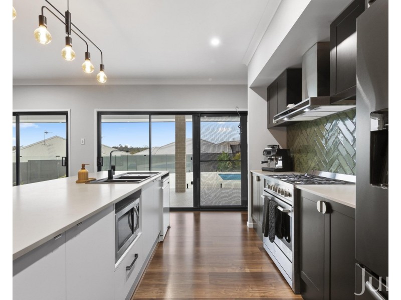 8 Ellerton Avenue, North Rothbury NSW 2335