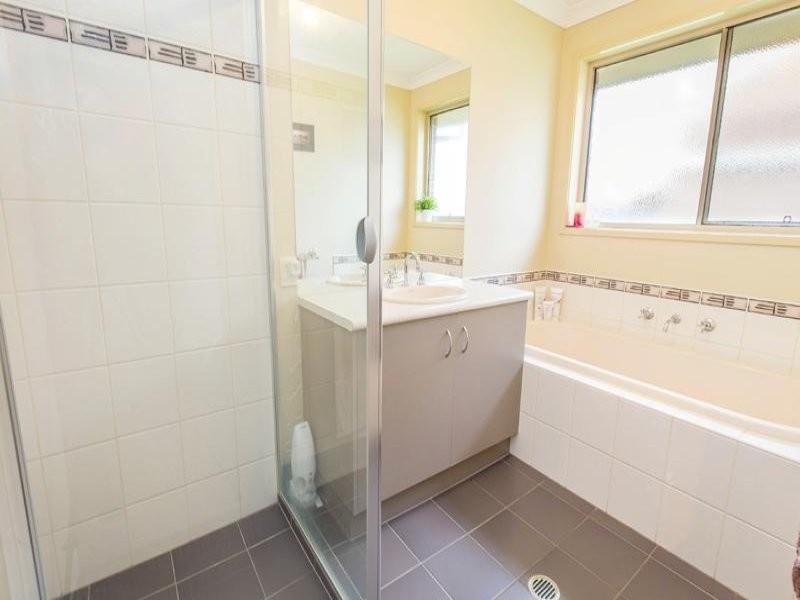 4 Snowgum Place, Thurgoona NSW 2640