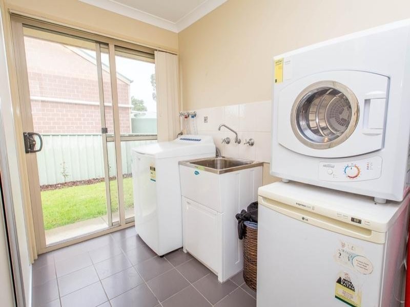 4 Snowgum Place, Thurgoona NSW 2640